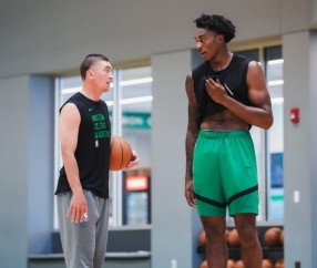 绿军官方晒训练照：普理查德&amp;新援安芬尼-西蒙斯在列